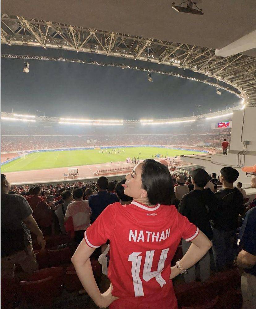 potret Valerie Tifanka nonton timnas bareng Lesti Kejora (instagram.com/valtifanka)