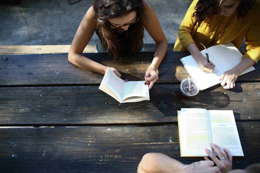 5 Keuntungan Menjadi Anggota Book Club, Bisa Ketemu Penulis Idola!
