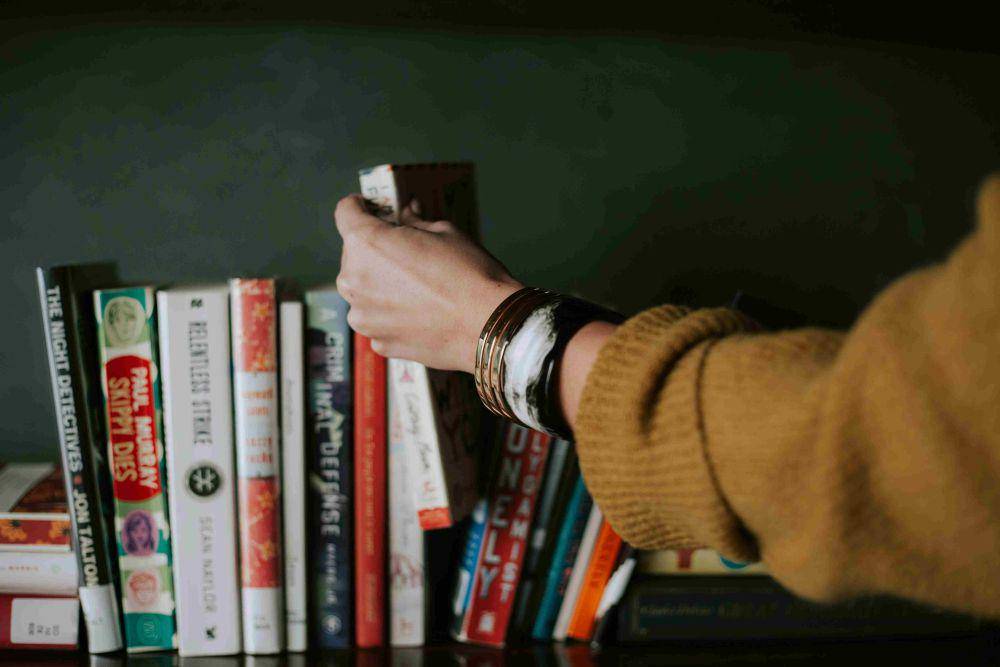 ilustrasi buku seru (unsplash.com/Christin Hume)