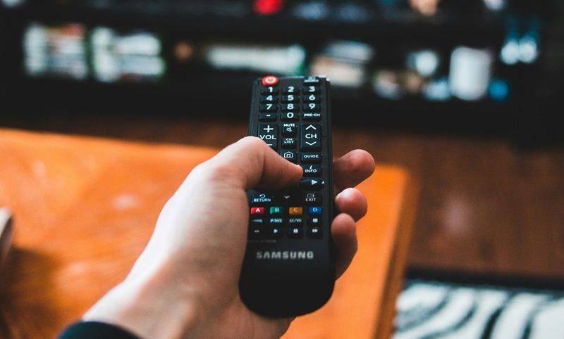 ilustrasi melakukan pencarian ulang siaran TV digital (unsplash.com/Erik Mclean)