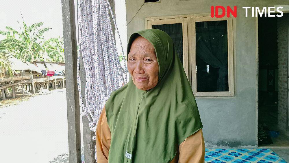 Tangis Nur Lelani minta keadilan agar pelaku yang membantai keluarganya segera ditindak semuanya (IDN Times/Eko Agus Herianto)