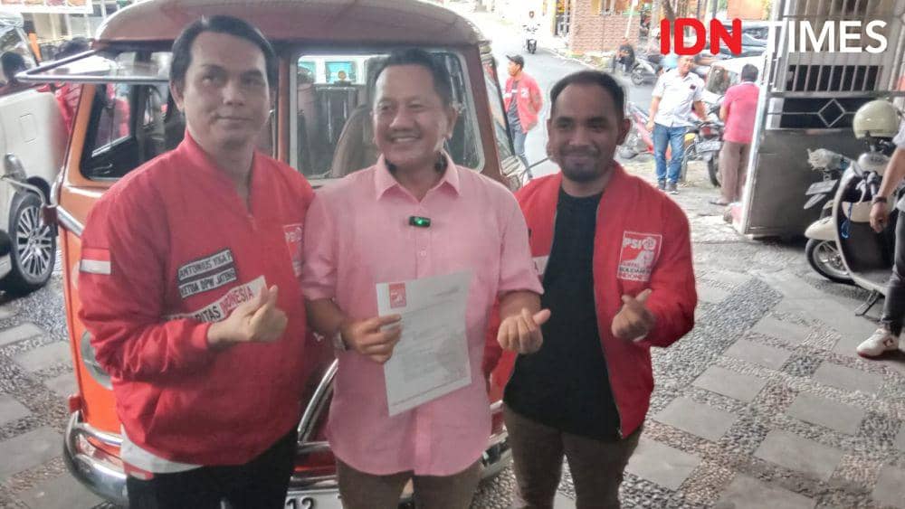 Crazy rich Joko Suranto berpose di depan VW combo sewaannya. (IDN Times/Fariz Fardianto)