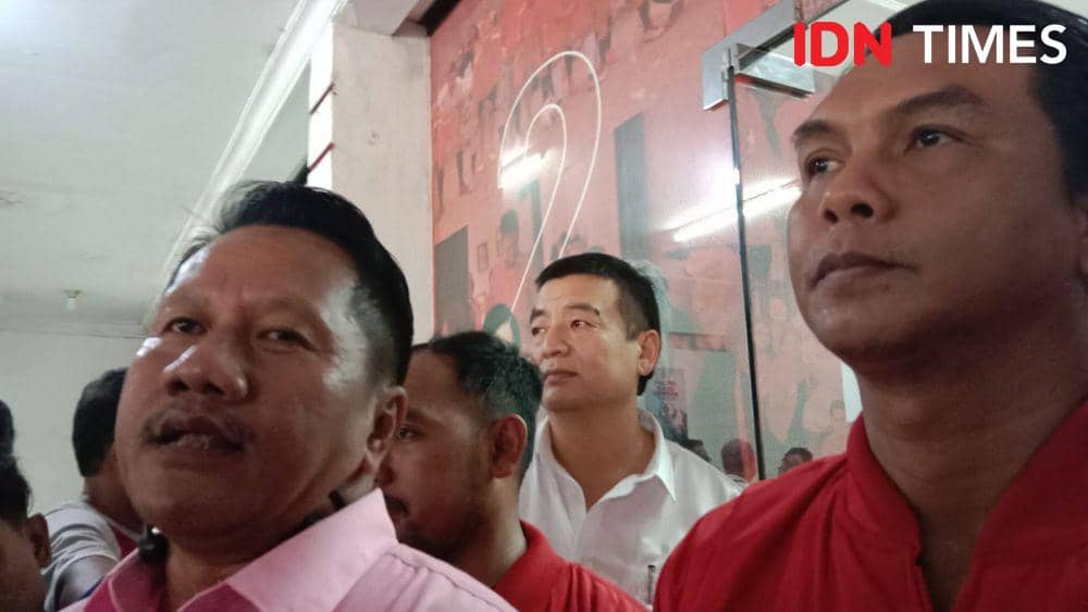 Crazy rich Joko Suranto memberi pernyataan kepada wartawan. (IDN Times/Fariz Fardianto)
