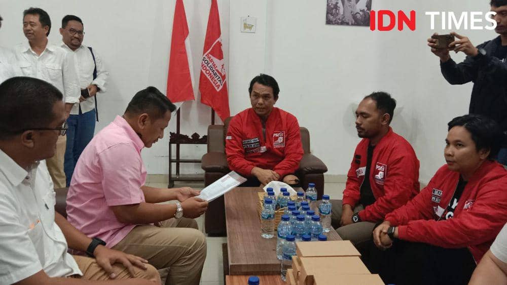 Crazy rich Joko Suranto dan Ketua DPW PSI Jateng Antonius Yoga Prabowo saat seremoni penyerahan surat pendaftaran bacagub Jateng. (IDN Times/Fariz Fardianto)