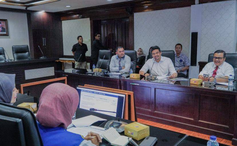 Pertemuan Wali Kota Medan Bobby Nasution dengan Rombongan Tim Pelaksana Pekerjaan Pembangunan Stadion Teladan Medan dari Kementerian PUPR RI di Ruang Rapat I, Balai Kota Medan (Dok. Diskominfo Medan)