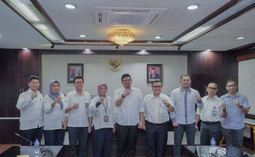 Pertemuan Wali Kota Medan Bobby Nasution dengan Rombongan Tim Pelaksana Pekerjaan Pembangunan Stadion Teladan Medan dari Kementerian PUPR RI di Ruang Rapat I, Balai Kota Medan (Dok. Diskominfo Medan)
