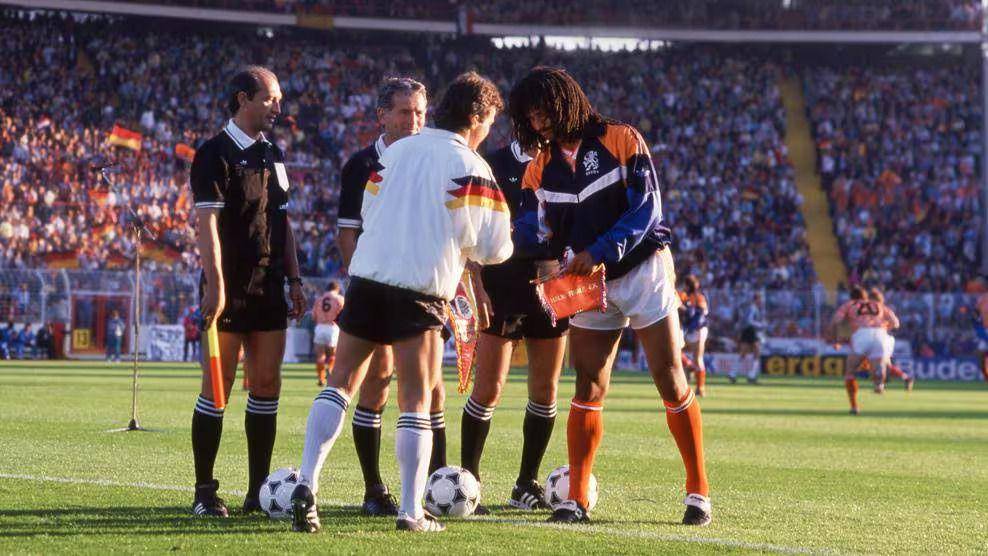 Jerman Barat kalah 1-2 dari Belanda pada semifinal Piala Eropa 1988. (uefa.com)