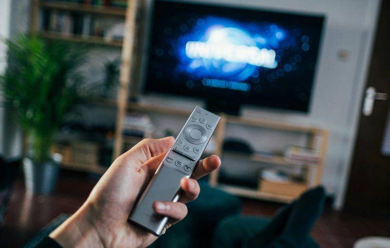 ilustrasi mengecek jangkauan sinyal TV (unsplash.com/Jonas Leupe)