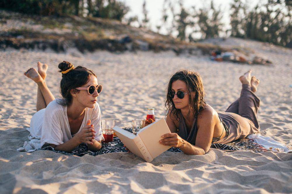 ilustrasi orang berjemur di pantai (pexels.com/anntarazevich)