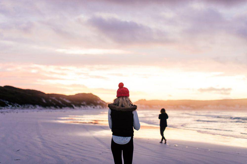ilustrasi pantai saat musim dingin (pexels.com/rachel-claire)