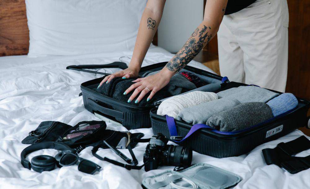ilustrasi solo traveler sedang packing perlengkapan (Pexels.com/Timur Weber)