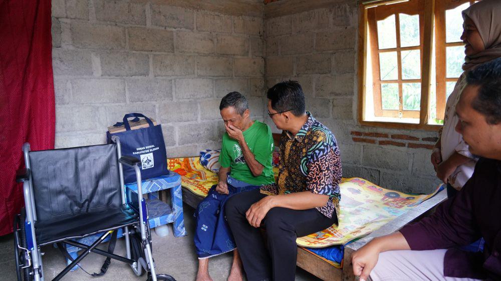 Pemkab Sleman Jalankan Program JPS, Serahkan Bantuan 3 Kursi Roda