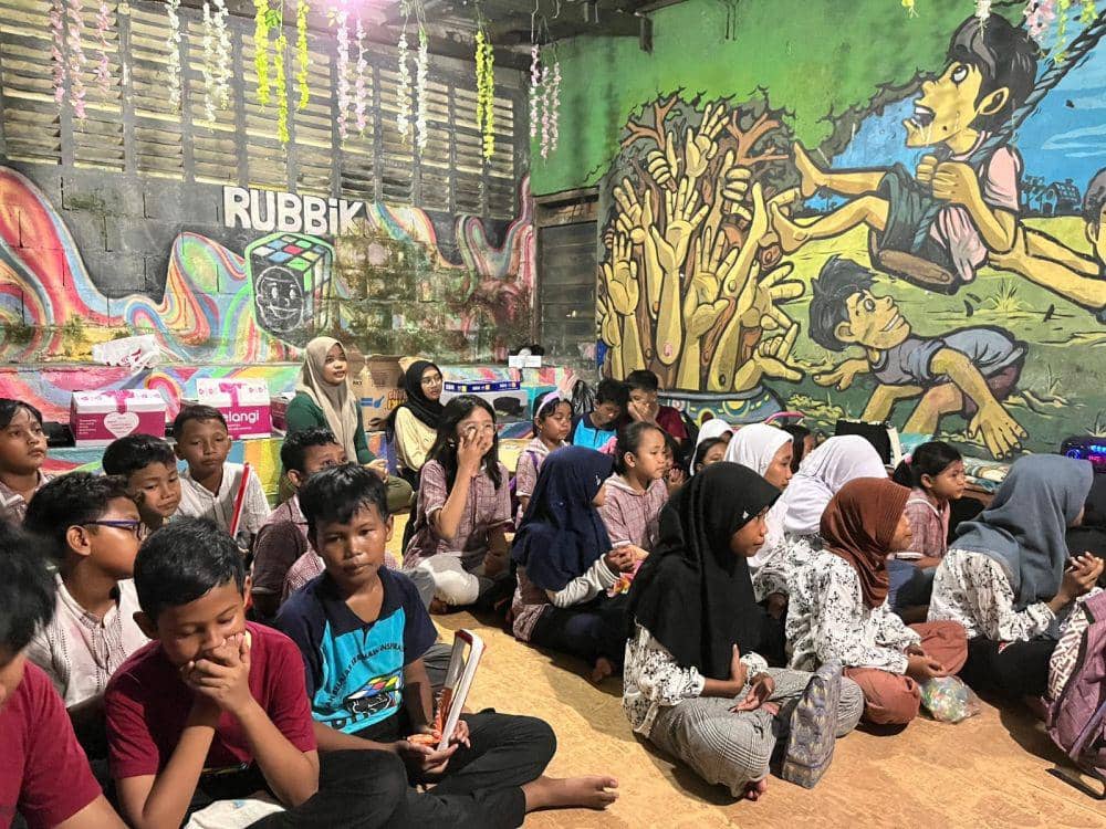mahasiswa dari Unit Kegiatan Mahasiswa (UKM) Bulutangkis dan program studi Informasi dan Hubungan Masyarakat (INHUM) Universitas Diponegoro (Undip) Semarang saat menggelar kegiatan inspiratif di Rubbik School. (dok. Undip)