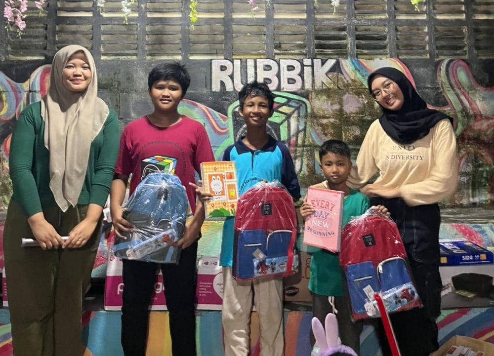 mahasiswa dari Unit Kegiatan Mahasiswa (UKM) Bulutangkis dan program studi Informasi dan Hubungan Masyarakat (INHUM) Universitas Diponegoro (Undip) Semarang saat menggelar kegiatan inspiratif di Rubbik School. (dok. Undip)