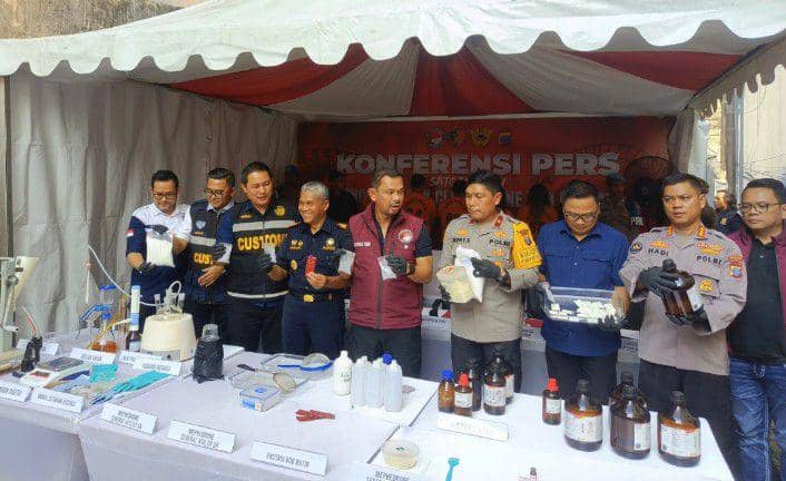 Polisi grebek pabrik ekstasi (IDN Times/Eko Agus Herianto)