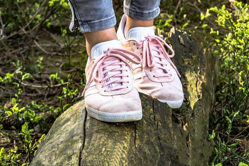ilustrasi sepatu barefoot atau sepatu minimalis (pixabay.com/Myriams-Fotos)