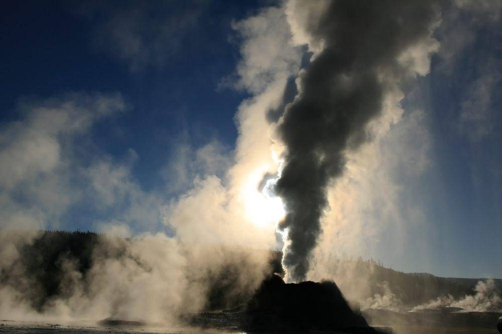 letusan fase uap Castle Geyser di Taman Nasional Yellowstone (commons.wikimedia.org/Brocken Inaglory)