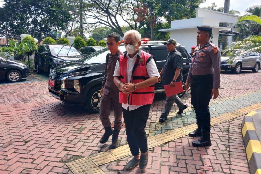 Kejaksaan Agung menyerahkan 10 tersangka dan barang bukti (Tahap II) kepada Jaksa Penuntut Umum pada Kejaksaan Negeri Jakarta Selatan atas kasus korupsi timah. (dok. Puspenkum Kejagung)
