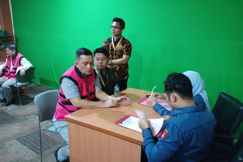 Kejaksaan Agung menyerahkan 10 tersangka dan barang bukti (Tahap II) kepada Jaksa Penuntut Umum pada Kejaksaan Negeri Jakarta Selatan atas kasus korupsi timah. (dok. Puspenkum Kejagung)