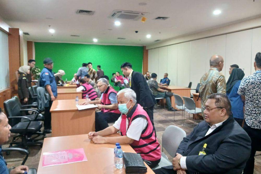 Kejaksaan Agung menyerahkan 10 tersangka dan barang bukti (Tahap II) kepada Jaksa Penuntut Umum pada Kejaksaan Negeri Jakarta Selatan atas kasus korupsi timah. (dok. Puspenkum Kejagung)