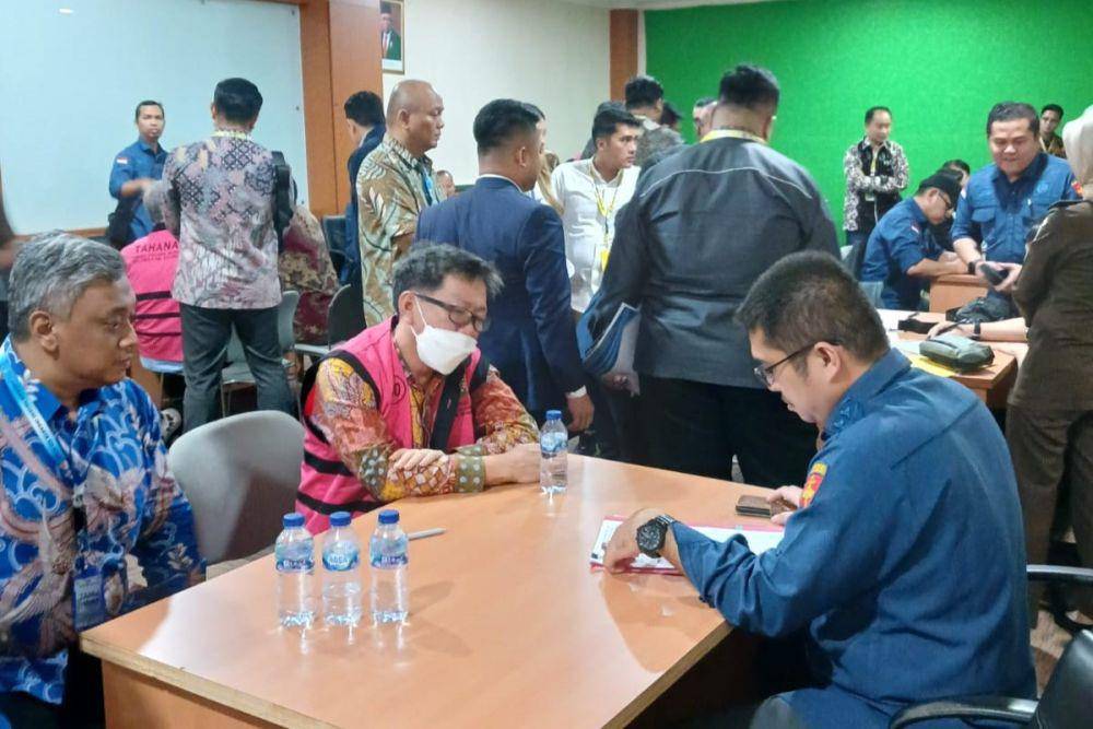 Kejaksaan Agung menyerahkan 10 tersangka dan barang bukti (Tahap II) kepada Jaksa Penuntut Umum pada Kejaksaan Negeri Jakarta Selatan atas kasus korupsi timah. (dok. Puspenkum Kejagung)