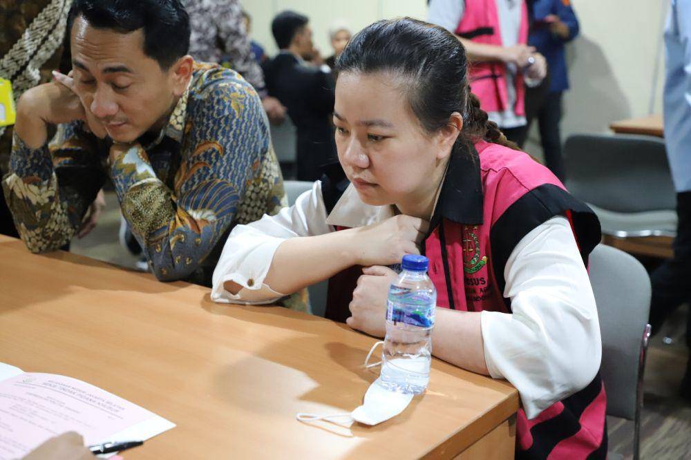 Kejaksaan Agung menyerahkan 10 tersangka dan barang bukti (Tahap II) kepada Jaksa Penuntut Umum pada Kejaksaan Negeri Jakarta Selatan atas kasus korupsi timah. (dok. Puspenkum Kejagung)