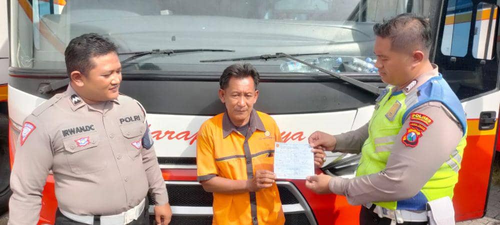 Sopir bus PO Harapan Jaya saat ditilang petugas Satlantas Polres Tulungagung. IDN Times/ istimewa
