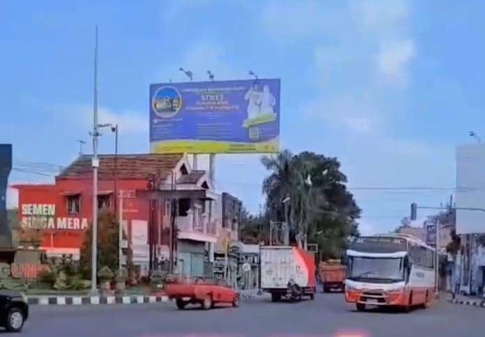 Screenshoot video bus PO Harapan Jaya saat menerobos lampu merah di Tulungagung. IDN Times/ istimewa