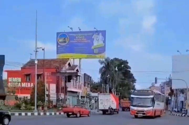 Screenshoot video bus PO Harapan Jaya saat menerobos lampu merah di Tulungagung. IDN Times/ istimewa