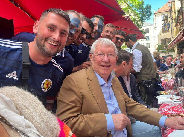 Ferguson Ikut Pesta dengan Fans Skotlandia Jelang Euro 2024