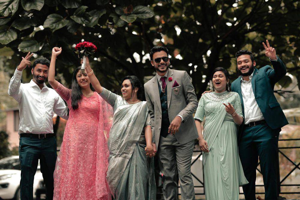 Ilustrasi foto bersama pengantin (pexels.com/Spora Weddings)