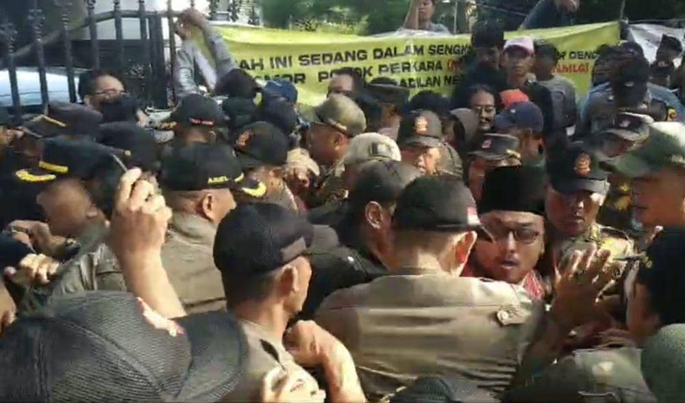 Eksekusi Rumah Dinas Direktur RSSA di Kota Malang Diwarnai Kericuhan