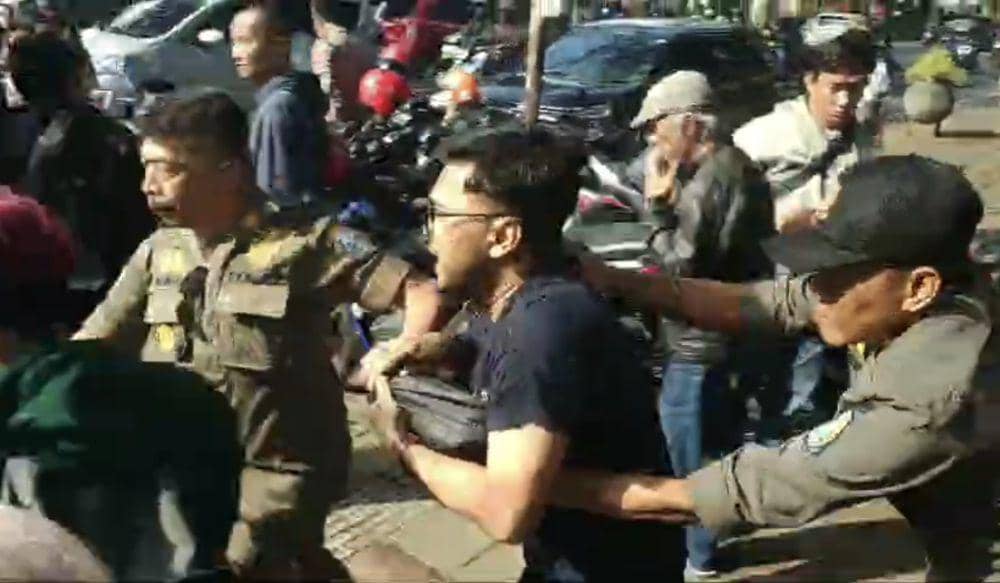Kericuhan saat eksekusi rumah di Jalan Ijen, Kota Malang. (IDN Times/istimewa)