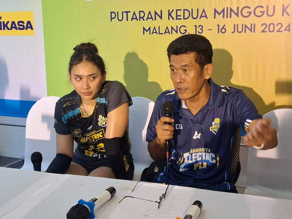 Pelatih Jakarta Electric PLN, Chamnan Dokmai dan Yolla Yuliana saat konferensi pers. (IDN Times/Rizal Adhi Pratama)