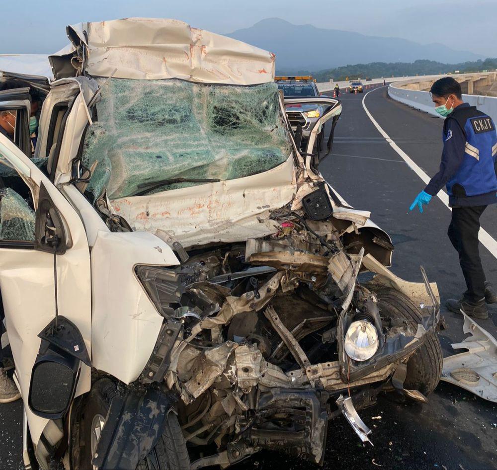 Tabrakan Minibus-Truk di Tol Cisumdawu, Dua Orang Meninggal Dunia