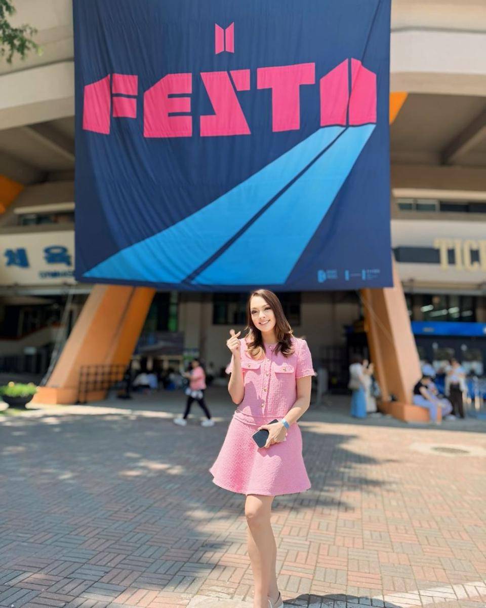 potret Reisa Broto Asmoro ikut acara BTS FESTA 2024 (instagram.com/reisabrotoasmoro)