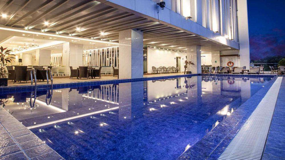 Foto suasana pool side Branche Restaurant yang berada dalam Golden Tulip Essential Hotel di Kota Makassar. (Dok. Istimewa)