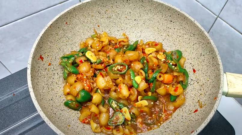 ilustrasi memasak oseng kikil sapi cabe ijo (YouTube.com/CR COOK)