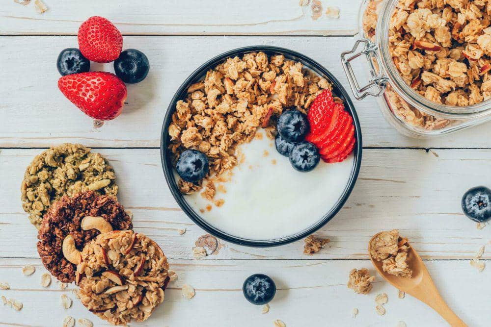 Apakah Greek Yogurt dengan Granola Tetap Rendah Kalori? Ini Faktanya!