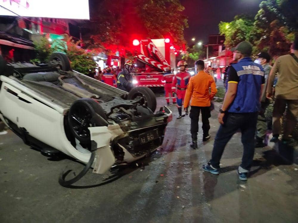 Ngebut, Mobil Dikendarai Remaja 17 Tahun di Surabaya Terbalik