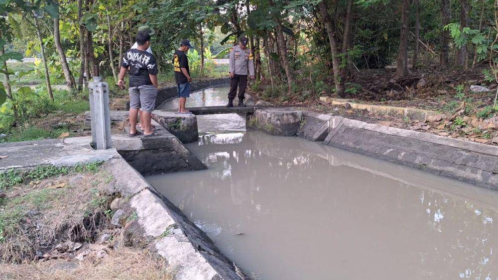 Bocah 9 tahun ditemukan tewas di saluran irigasi di Desa Ngale, Kecamatan Paron, Kabupaten Ngawi. IDN Times/ Riyanto