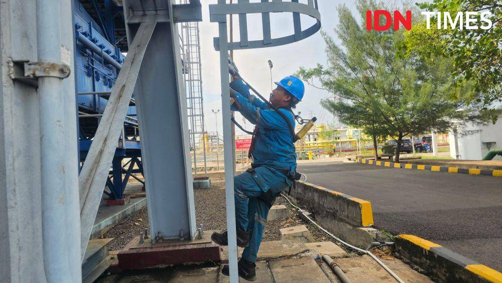 Petugas naik ke atas turbin pembangkit. (IDN Times/Fariz Fardianto)