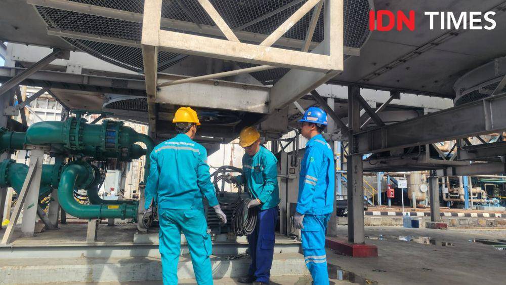 Sejumlah petugas mengganti kabel instalasi pembangkit di PLTGU Tambaklorok. (IDN Times/Fariz Fardianto)