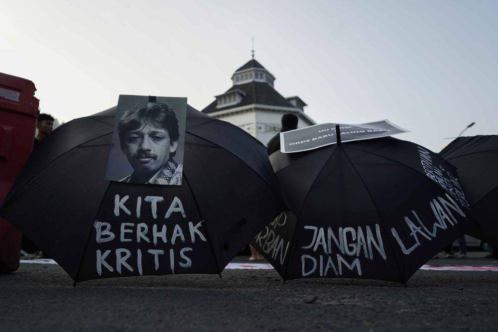 Kelompok masyarakat sipil menggelar peringatan 2 tahun Aksi Kamisan di Kota Medan, Kamis (13/6/2024). (Saddam Husein for IDN Times)