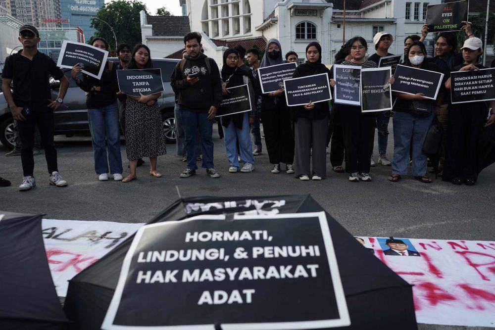 Kelompok masyarakat sipil menggelar peringatan 2 tahun Aksi Kamisan di Kota Medan, Kamis (13/6/2024). (Saddam Husein for IDN Times)