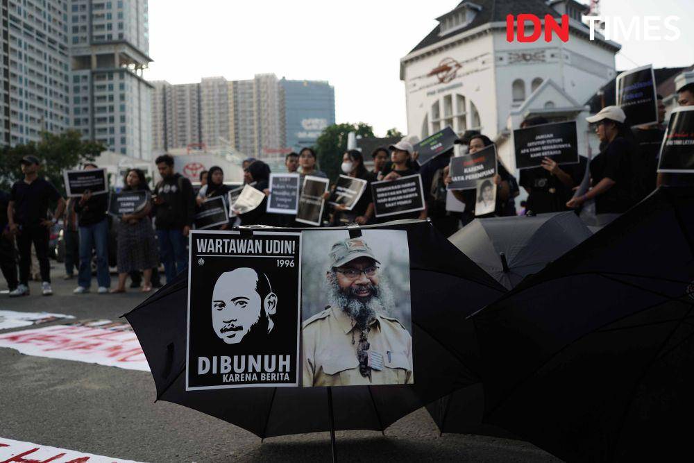 Kelompok masyarakat sipil menggelar peringatan 2 tahun Aksi Kamisan di Kota Medan, Kamis (13/6/2024). (Saddam Husein for IDN Times)