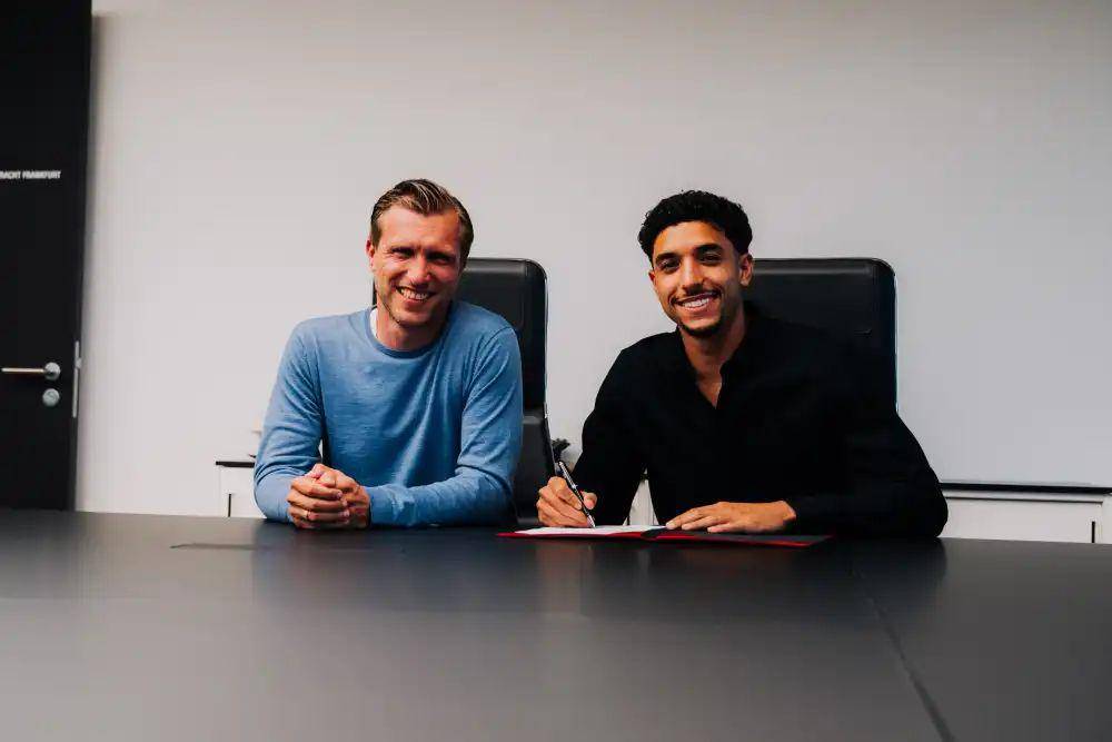Omar Marmoush (kanan) (eintracht.de)