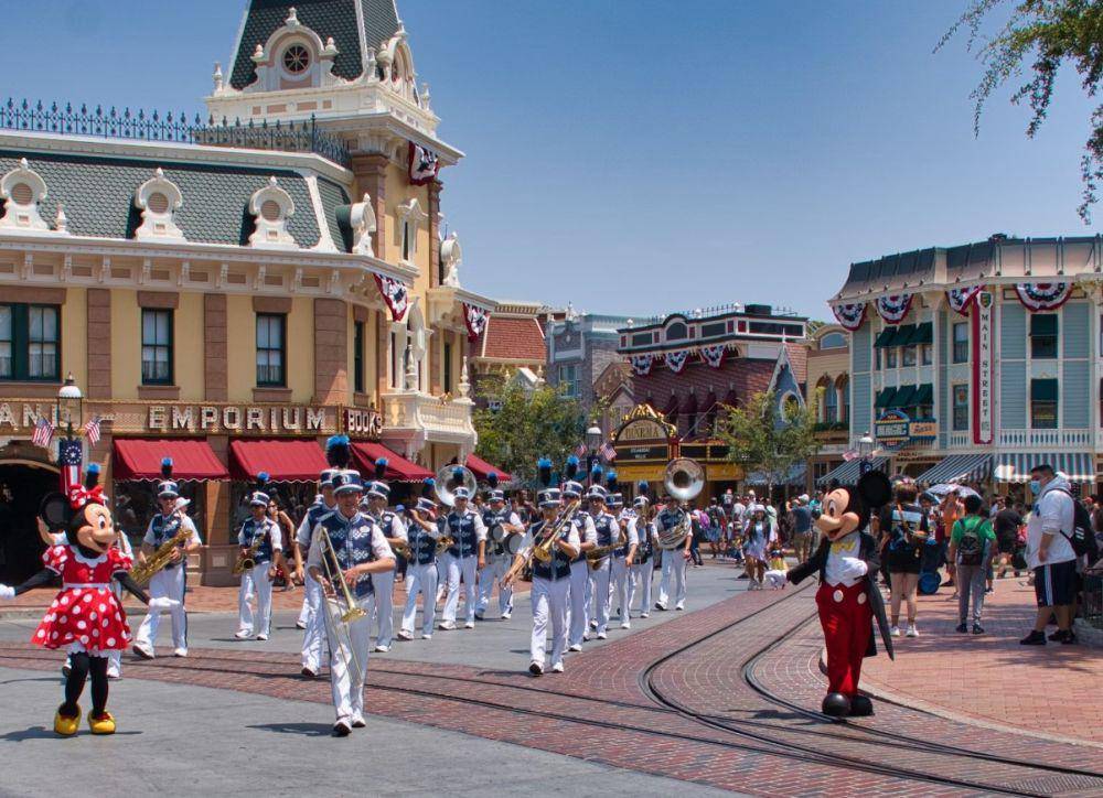 Disneyland Hong Kong (unsplash.com/ramarzan)