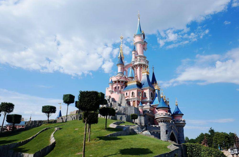Disneyland Hong Kong (unsplash.com/soflightsto)