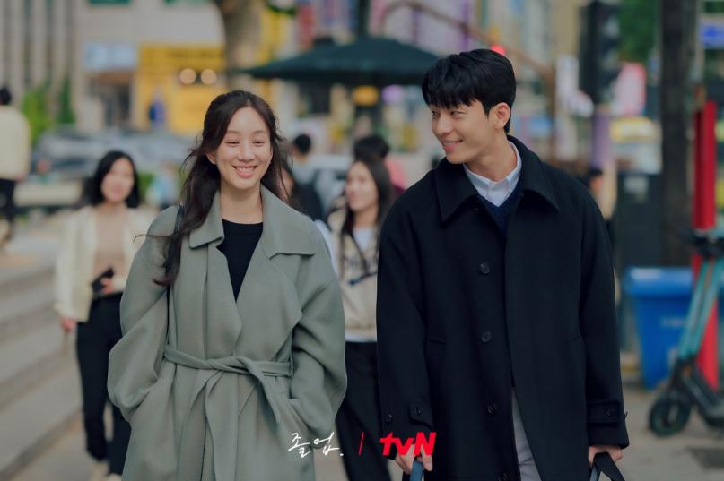 Karakter yang Tahu Hye Jin Berkencan di The Midnight Romance in Hagwon